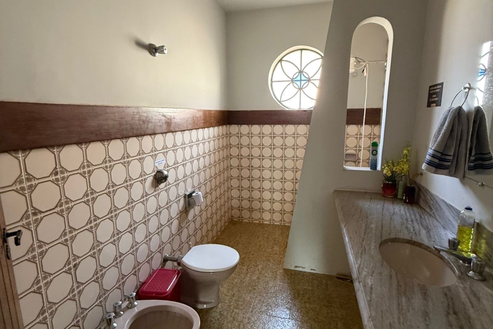 Casa confortável , a cinquenta metros do evento gastronômico, com garagem
